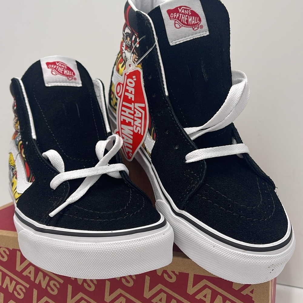 Vans WMNS High-Top Sneakers - Black and Red Sk8-Hi
Santa Flame Black
VN0A4BVTBLK - Picture 5 of 16
